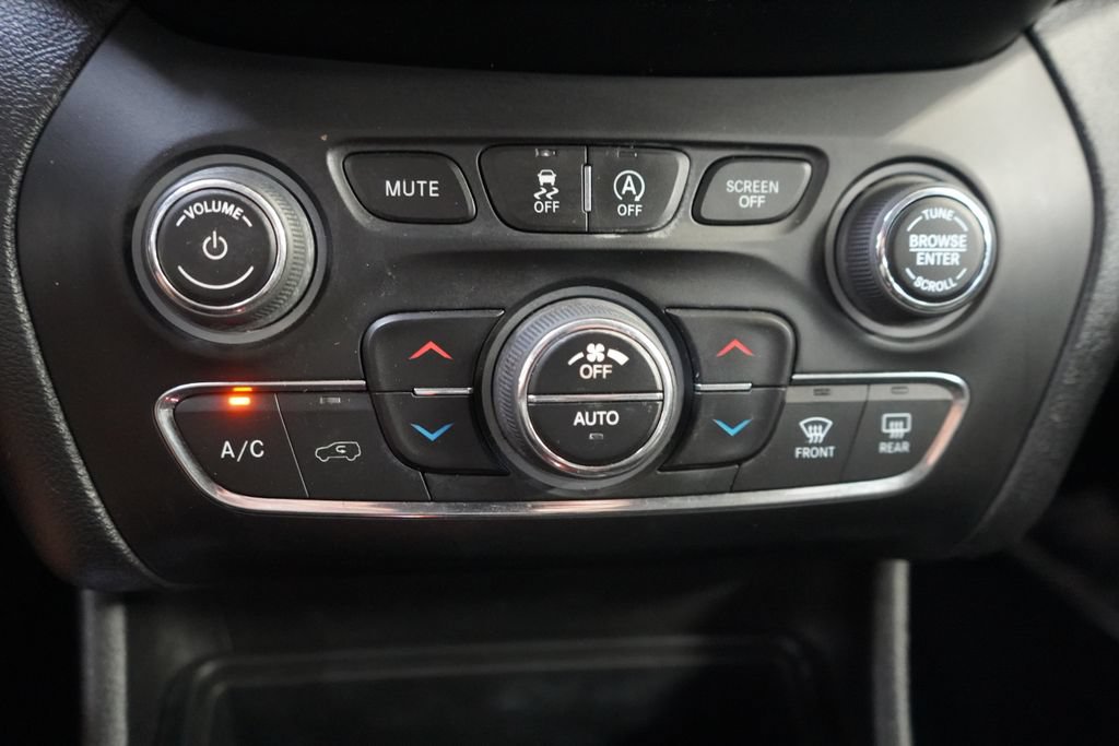 Used 2020 Jeep Cherokee Limited FWD image 35