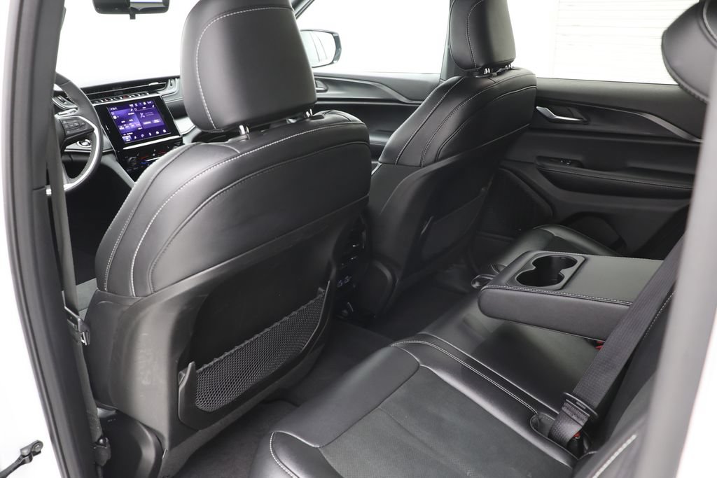 Used 2025 Jeep Grand Cherokee Altitude AWD/4WD image 10