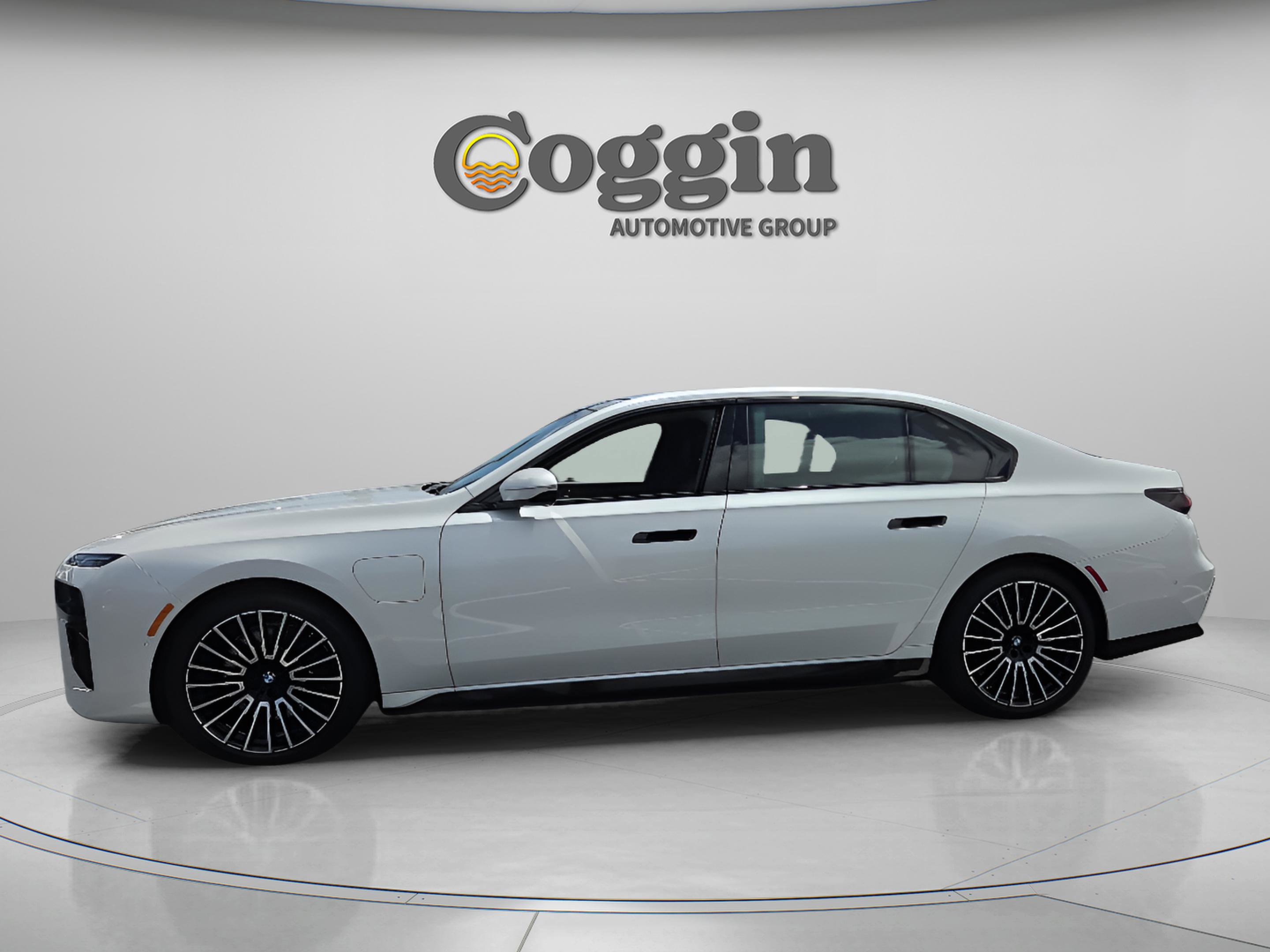 Used 2026 BMW 750e xDrive w/ Luxury Rear Seating Package AWD/4WD image 2