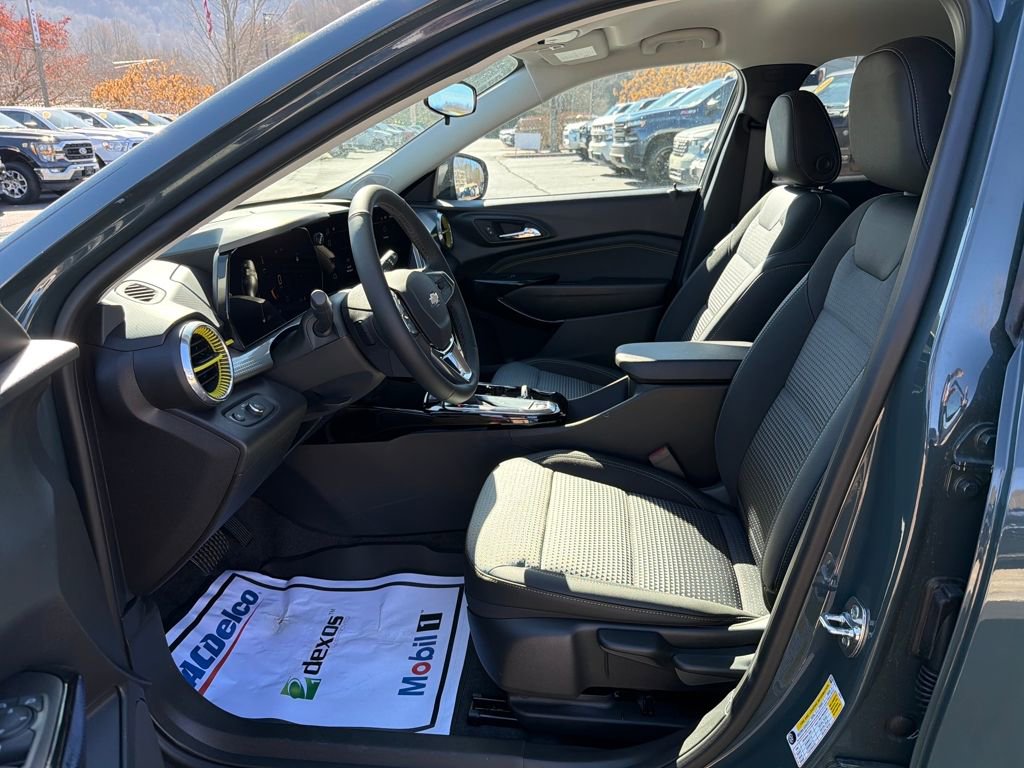 New 2025 Chevrolet Trax LT w/ Driver Confidence Package image 11