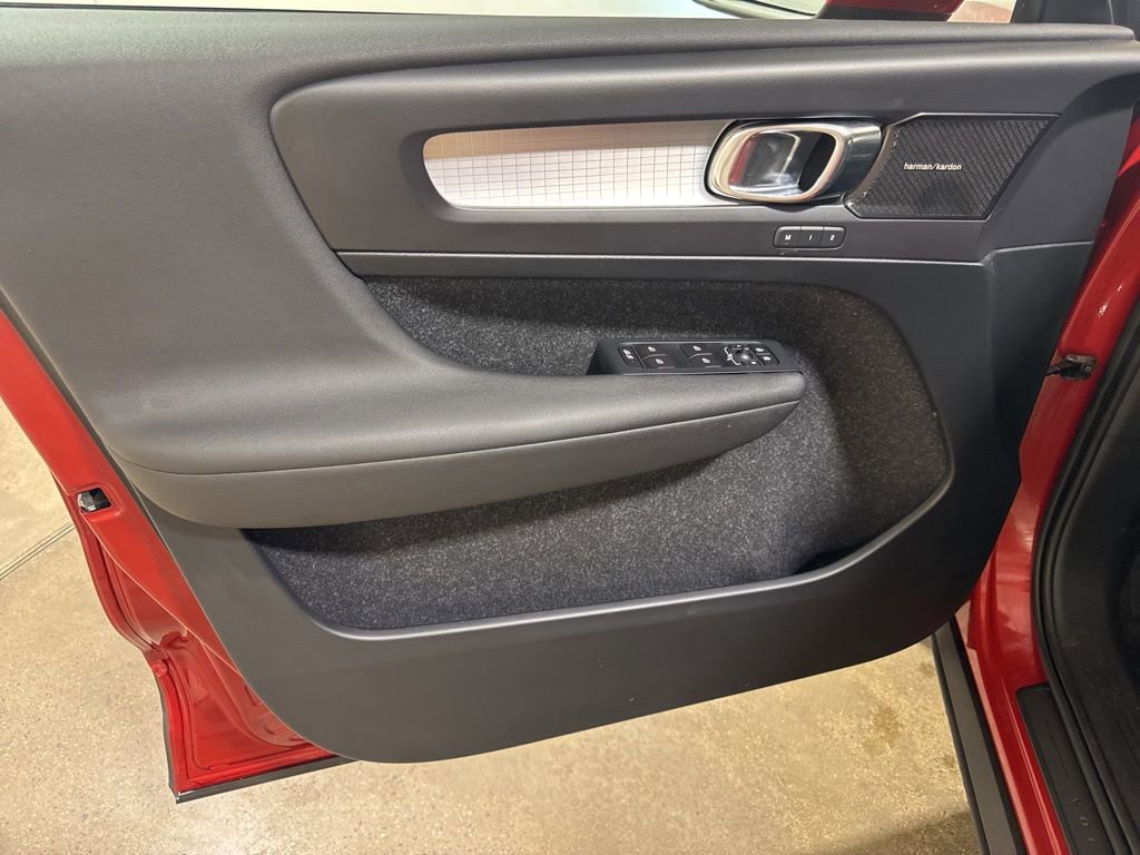 Used 2019 Volvo XC40 T5 Momentum image 16
