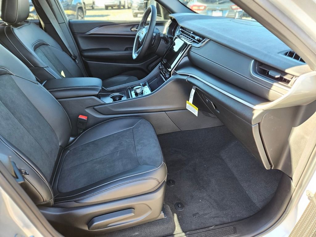 New 2025 Jeep Grand Cherokee Altitude image 11