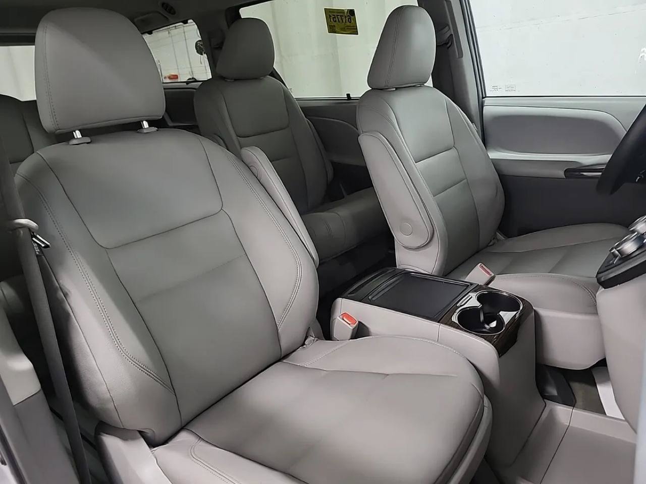 Used 2017 Toyota Sienna XLE AWD/4WD image 6