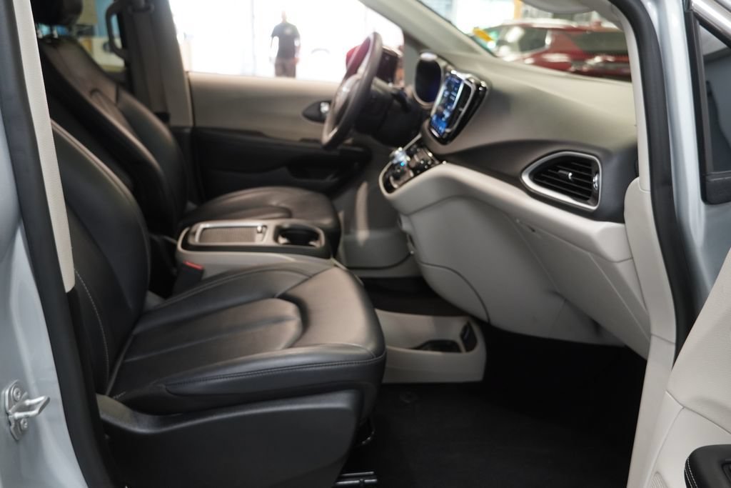 Used 2024 Chrysler Pacifica Touring-L FWD image 25