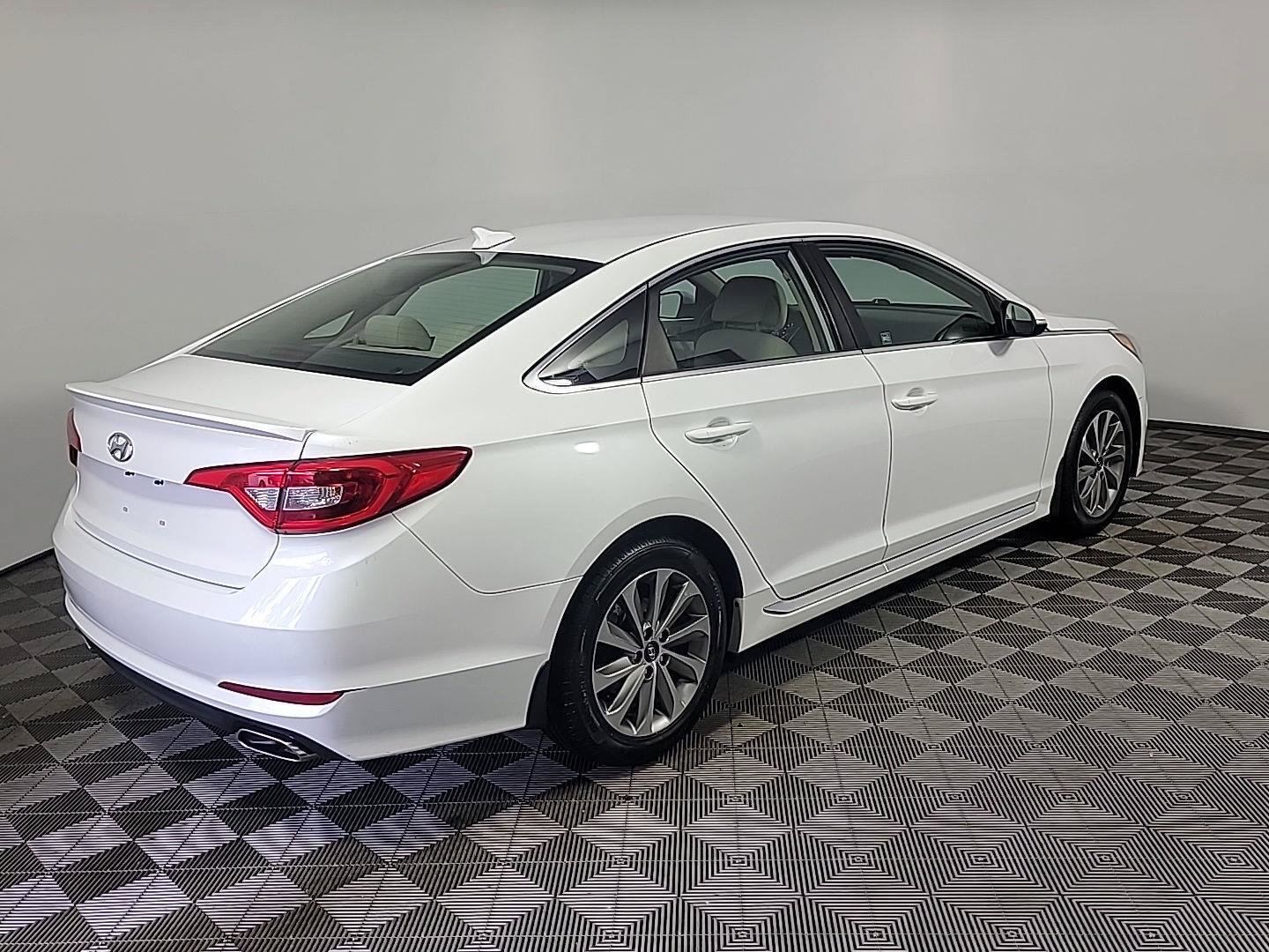 Used 2017 Hyundai Sonata Sport FWD image 4