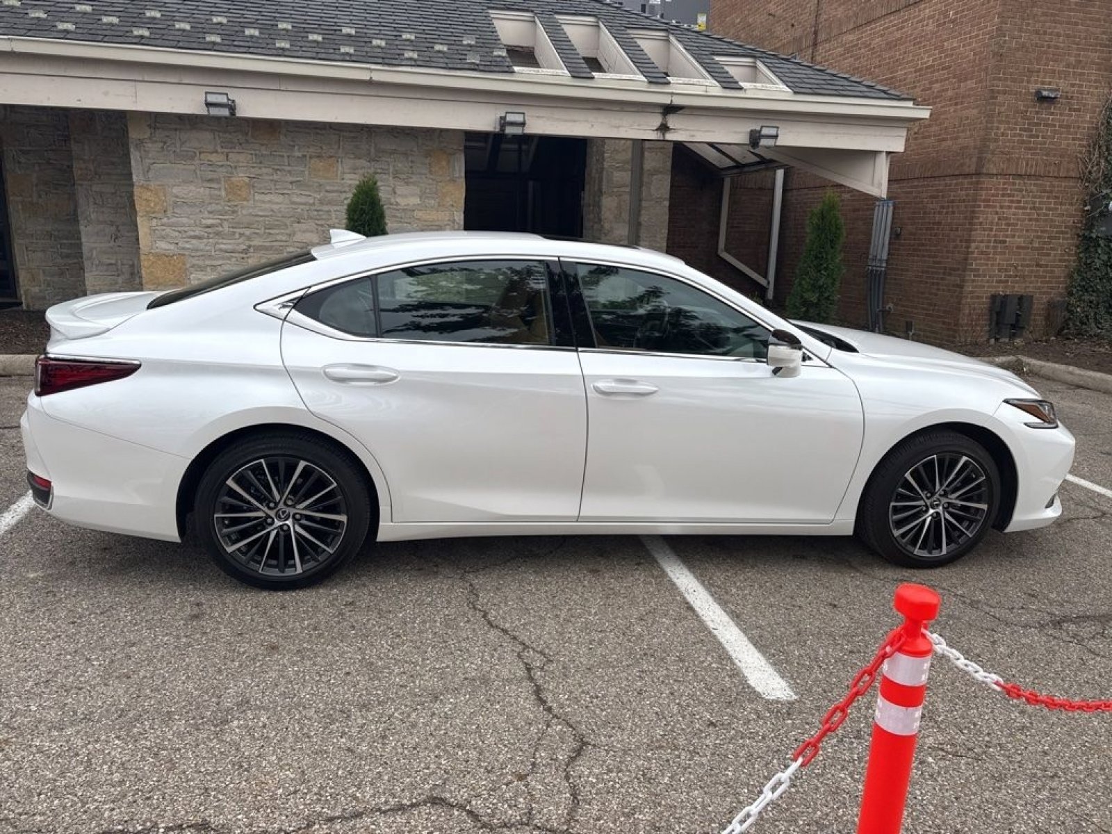 Used 2025 Lexus ES 300h w/ Premium Package image 13