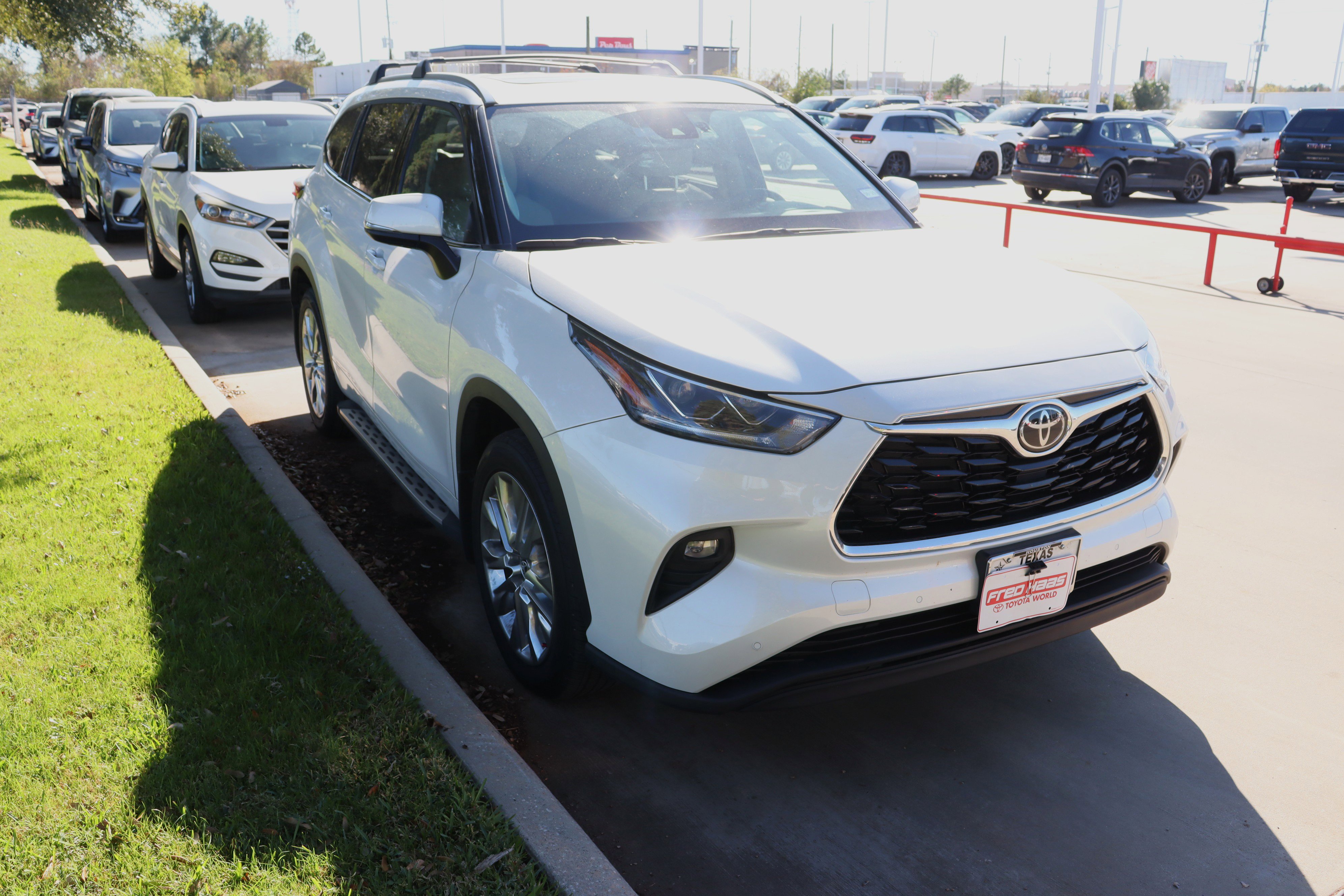 Used 2023 Toyota Highlander Limited image 2