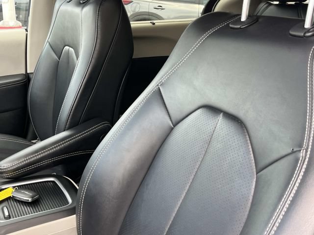 Used 2024 Chrysler Pacifica Touring-L FWD image 29