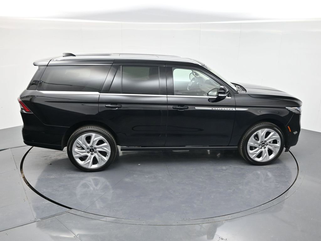 Used 2025 Lincoln Navigator Reserve image 46