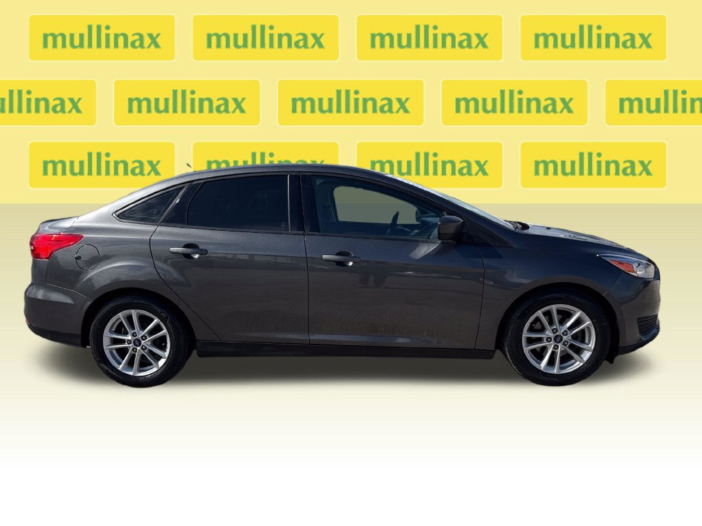 Used 2018 Ford Focus SE FWD image 2