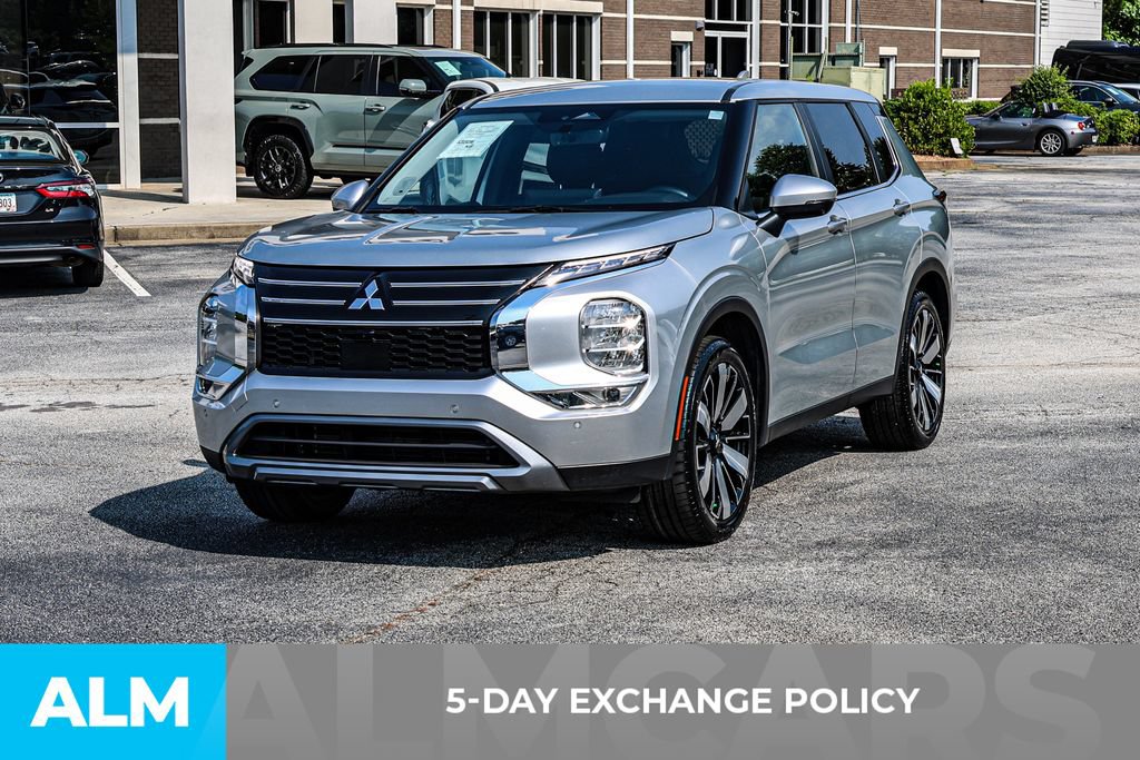 Used 2025 Mitsubishi Outlander SE FWD image 3
