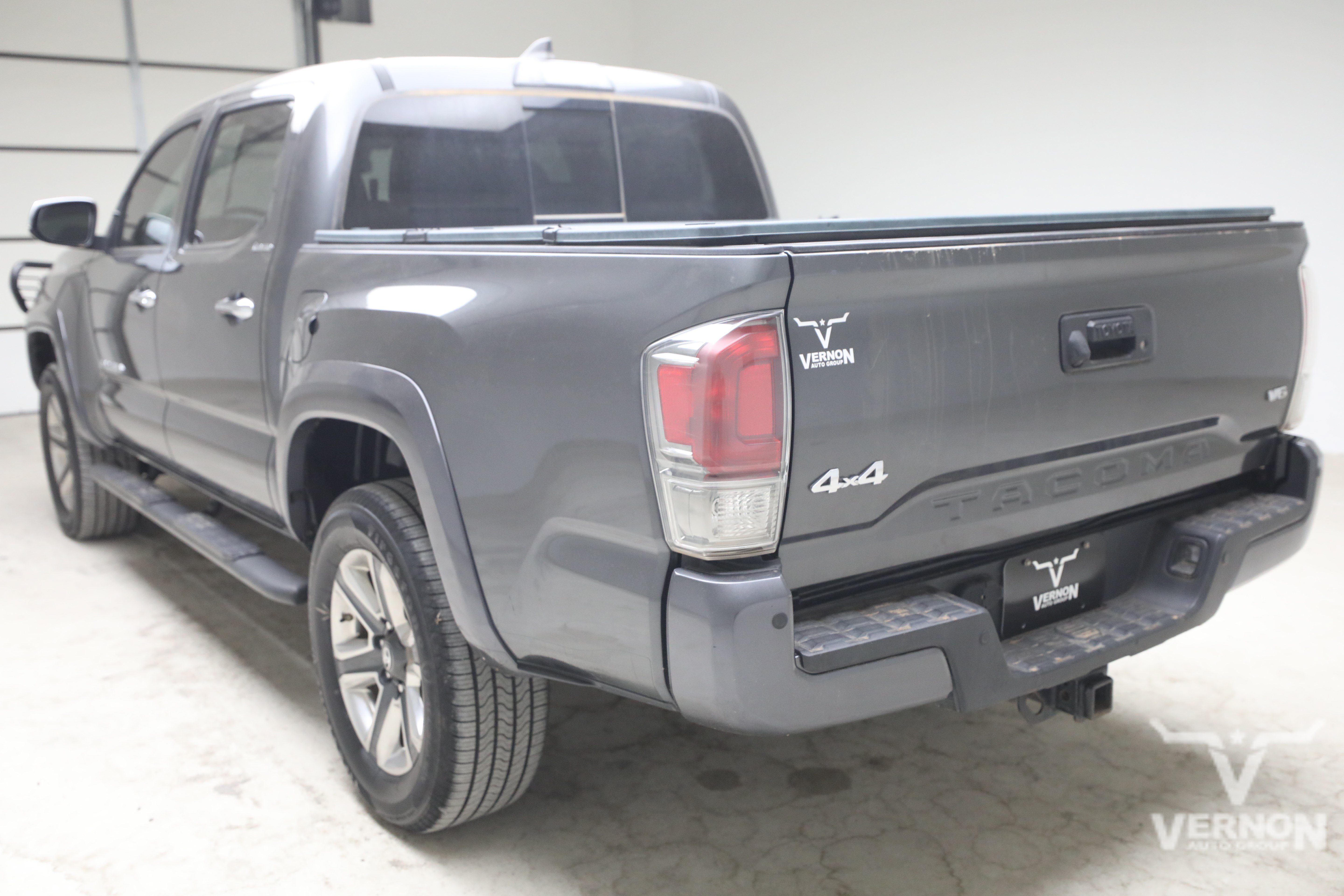 Used 2018 Toyota Tacoma Limited AWD/4WD image 3
