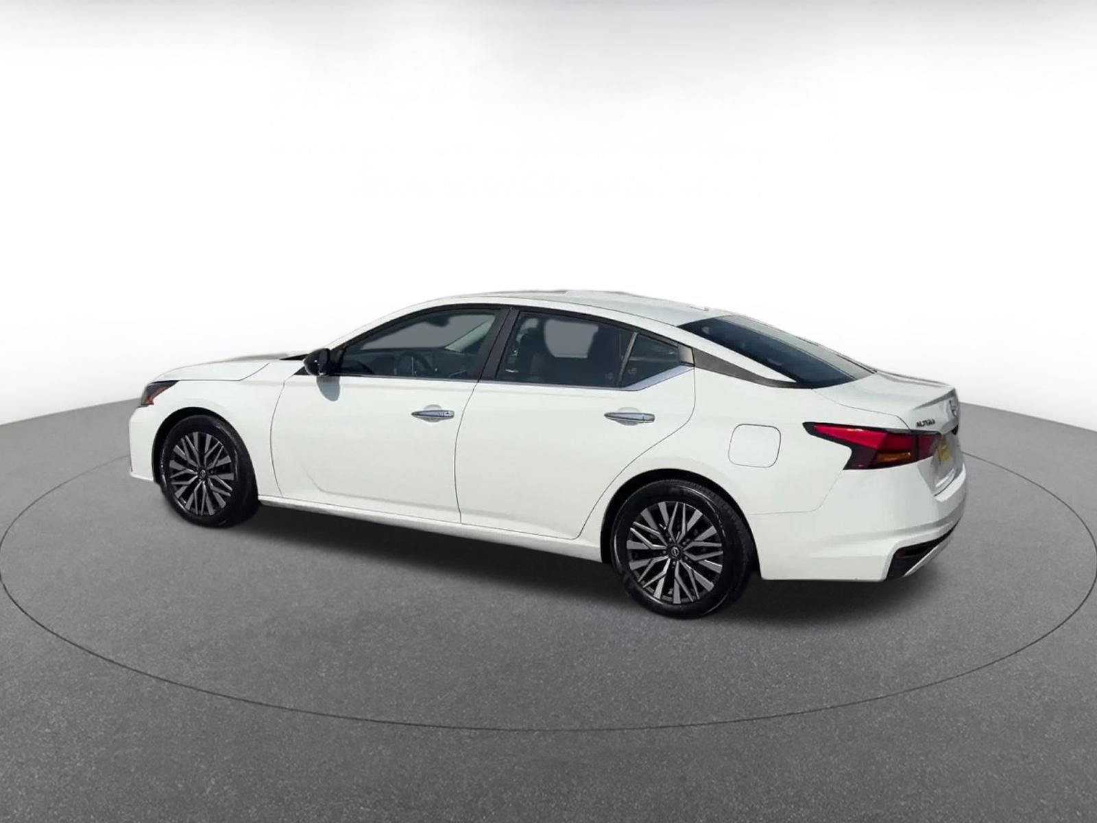 Used 2025 Nissan Altima 2.5 SV image 10