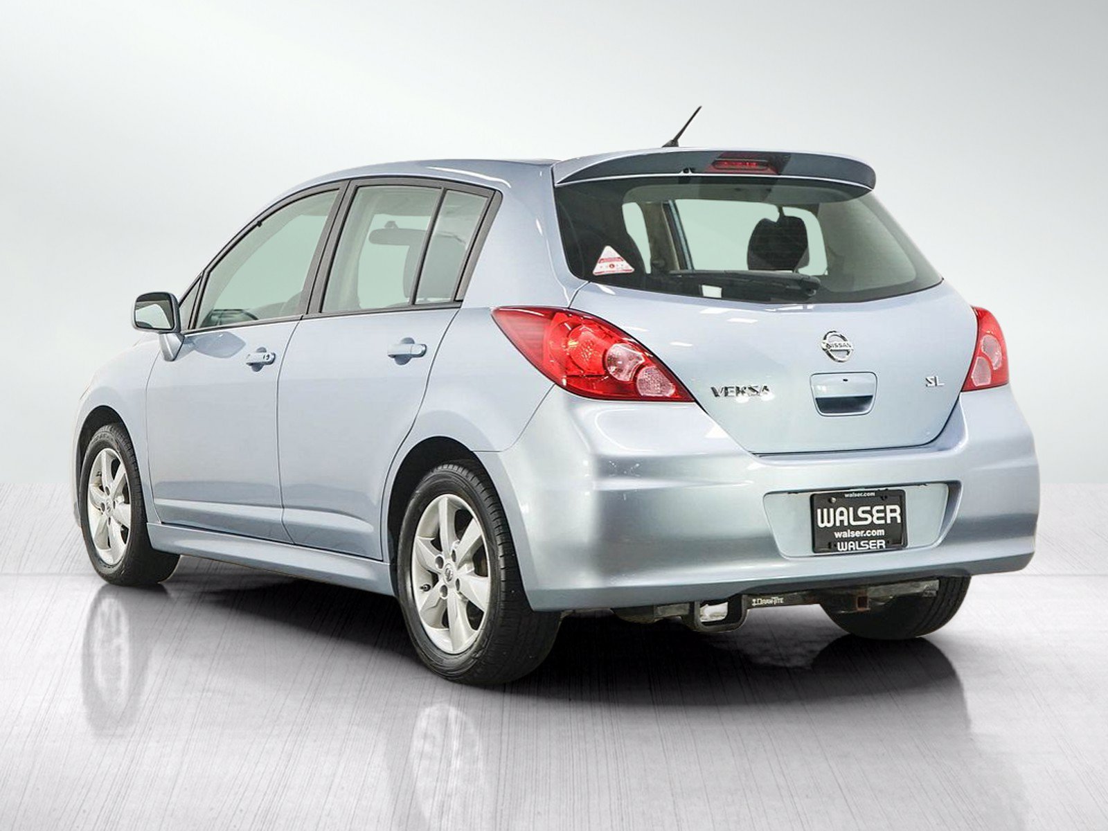 Used 2011 Nissan Versa Hatchback w/ Premium Pkg FWD image 3