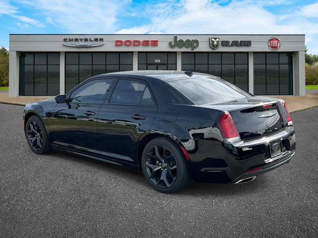 Used 2022 Chrysler 300 Touring L w/ Popular Equipment Group RWD image 6