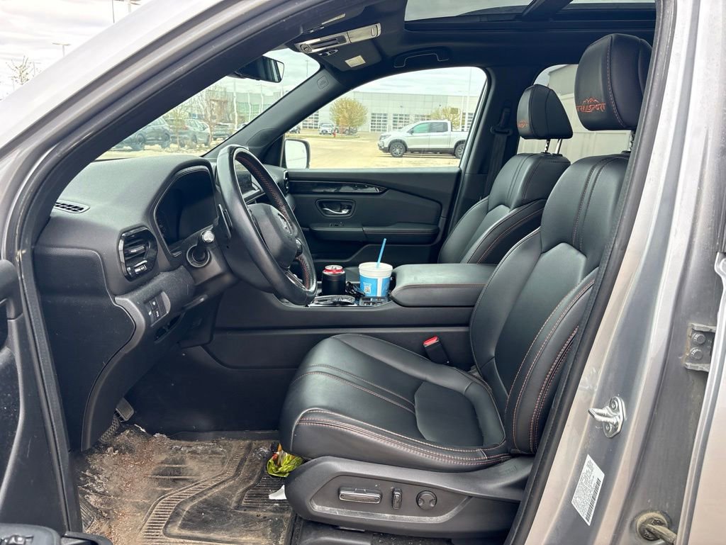 Used 2025 Honda Pilot TrailSport image 11
