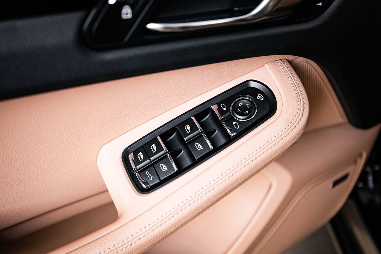 Certified 2026 Porsche Macan AWD/4WD image 22