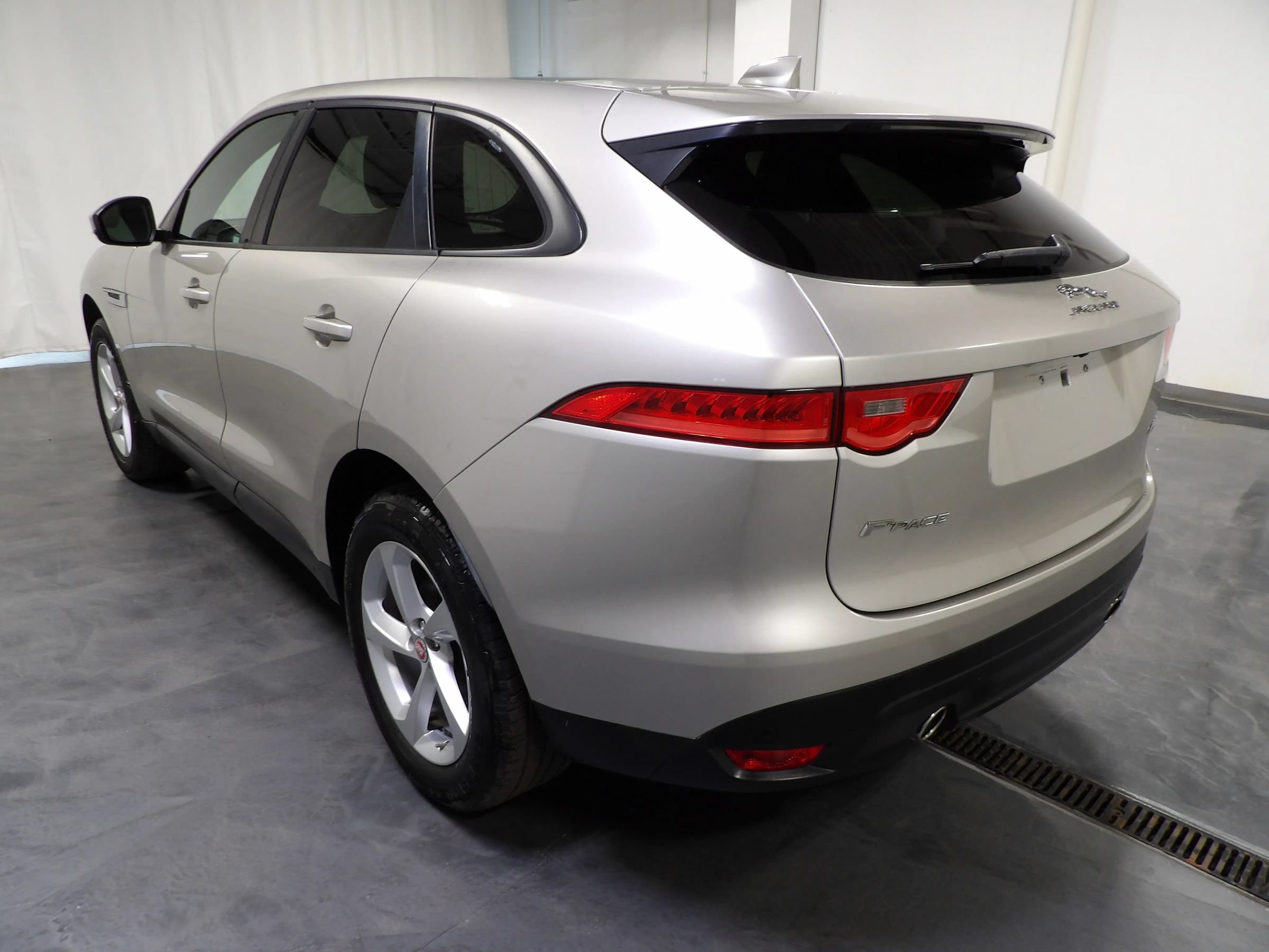 Used 2017 Jaguar F-PACE Premium AWD/4WD image 9