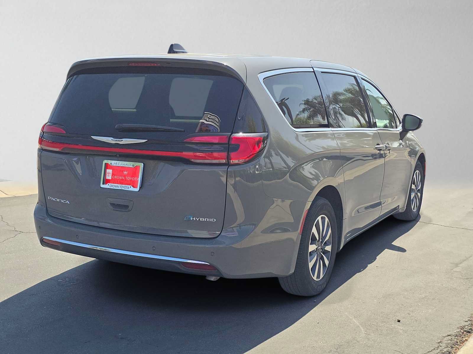 Used 2023 Chrysler Pacifica Touring-L FWD image 3