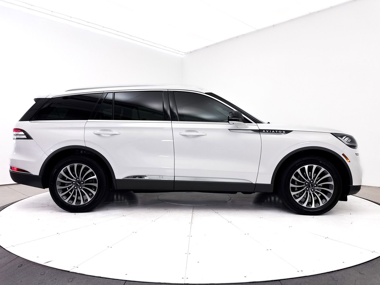 Used 2020 Lincoln Aviator Reserve w/ Elements Package Plus AWD/4WD image 43