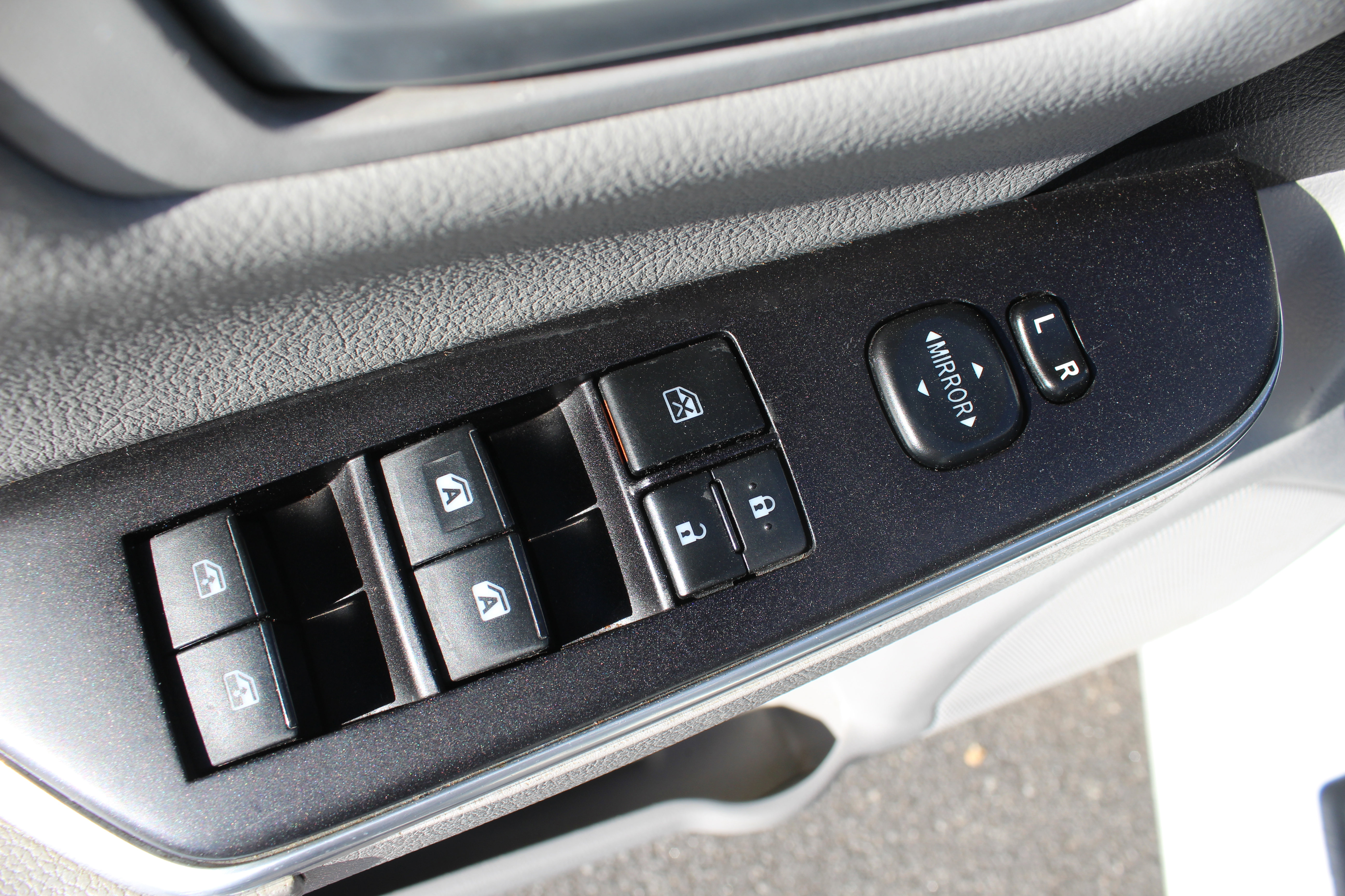 Used 2017 Toyota Camry SE w/ Moonroof Package image 29