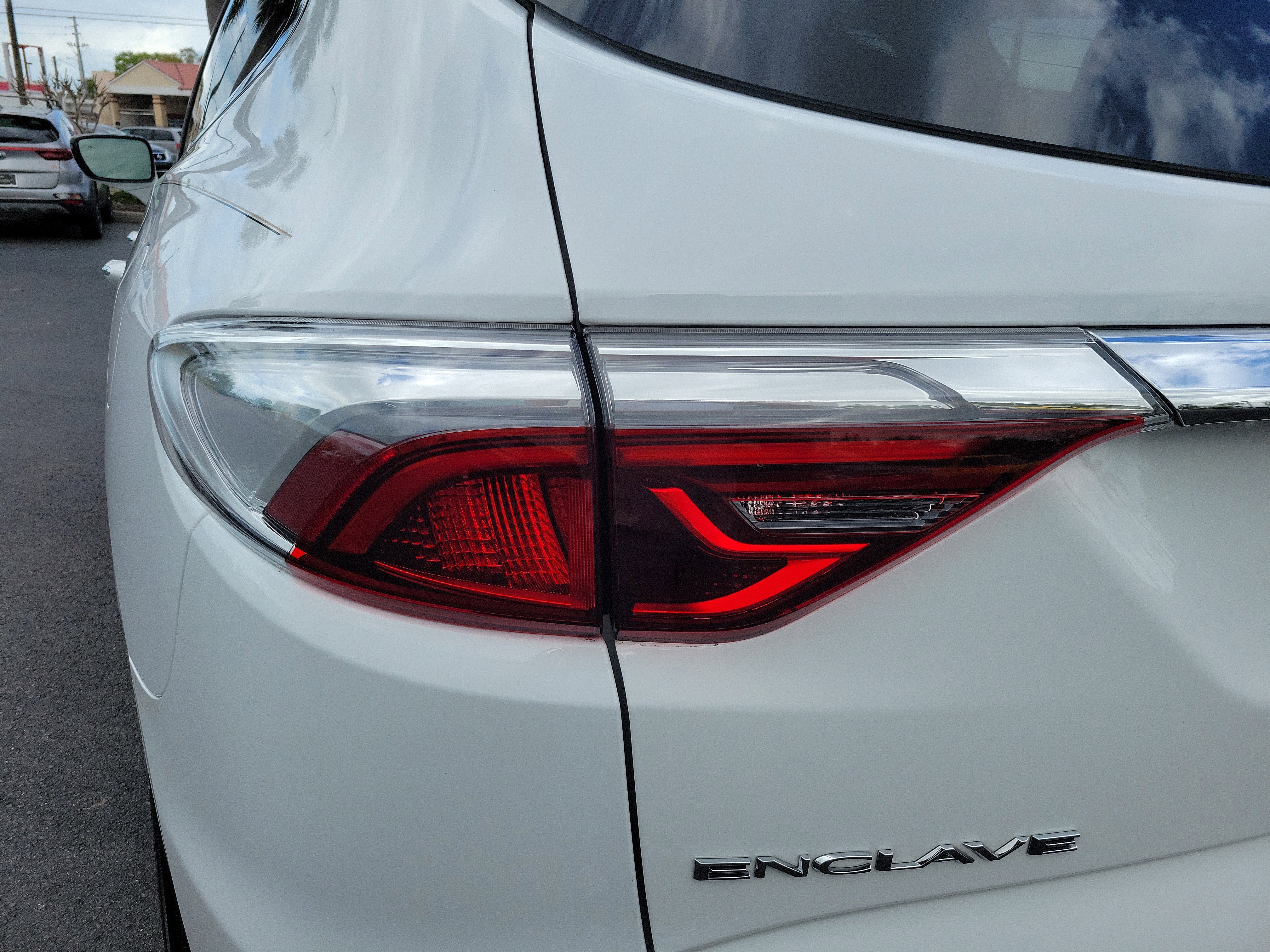 Used 2024 Buick Enclave Essence image 10