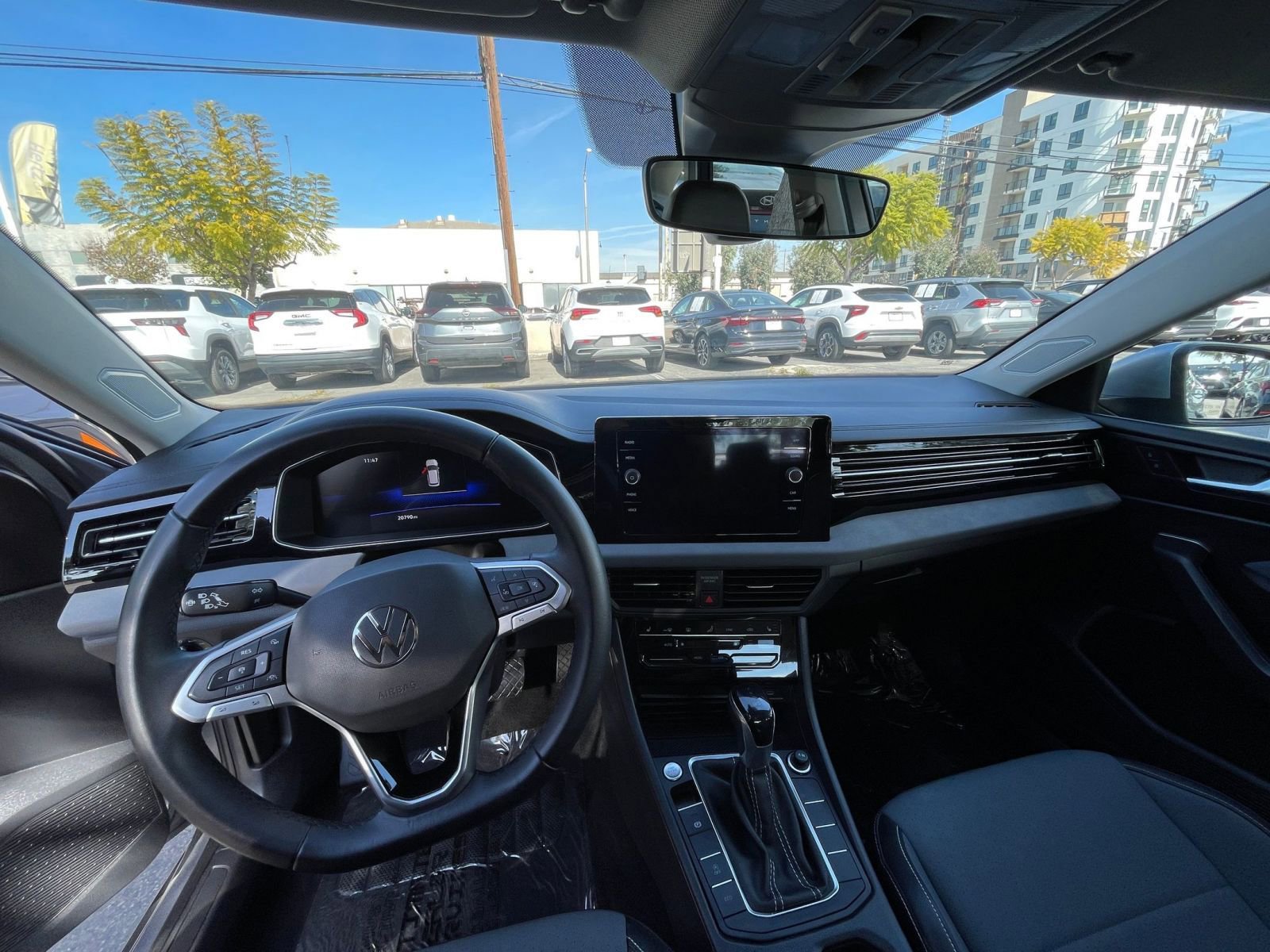 Used 2025 Volkswagen Jetta SE FWD image 34