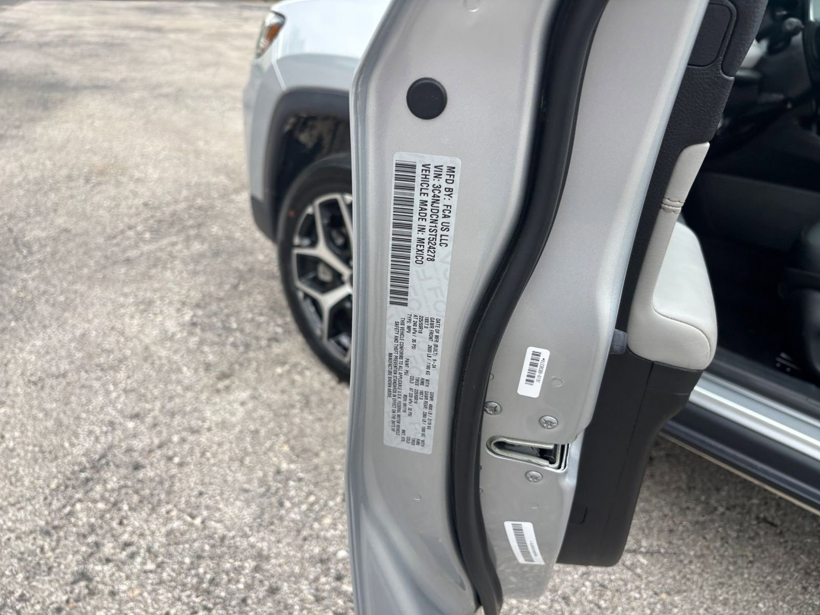 Used 2025 Jeep Compass Trailhawk image 27