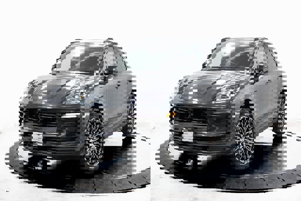 Certified 2025 Porsche Macan image 1