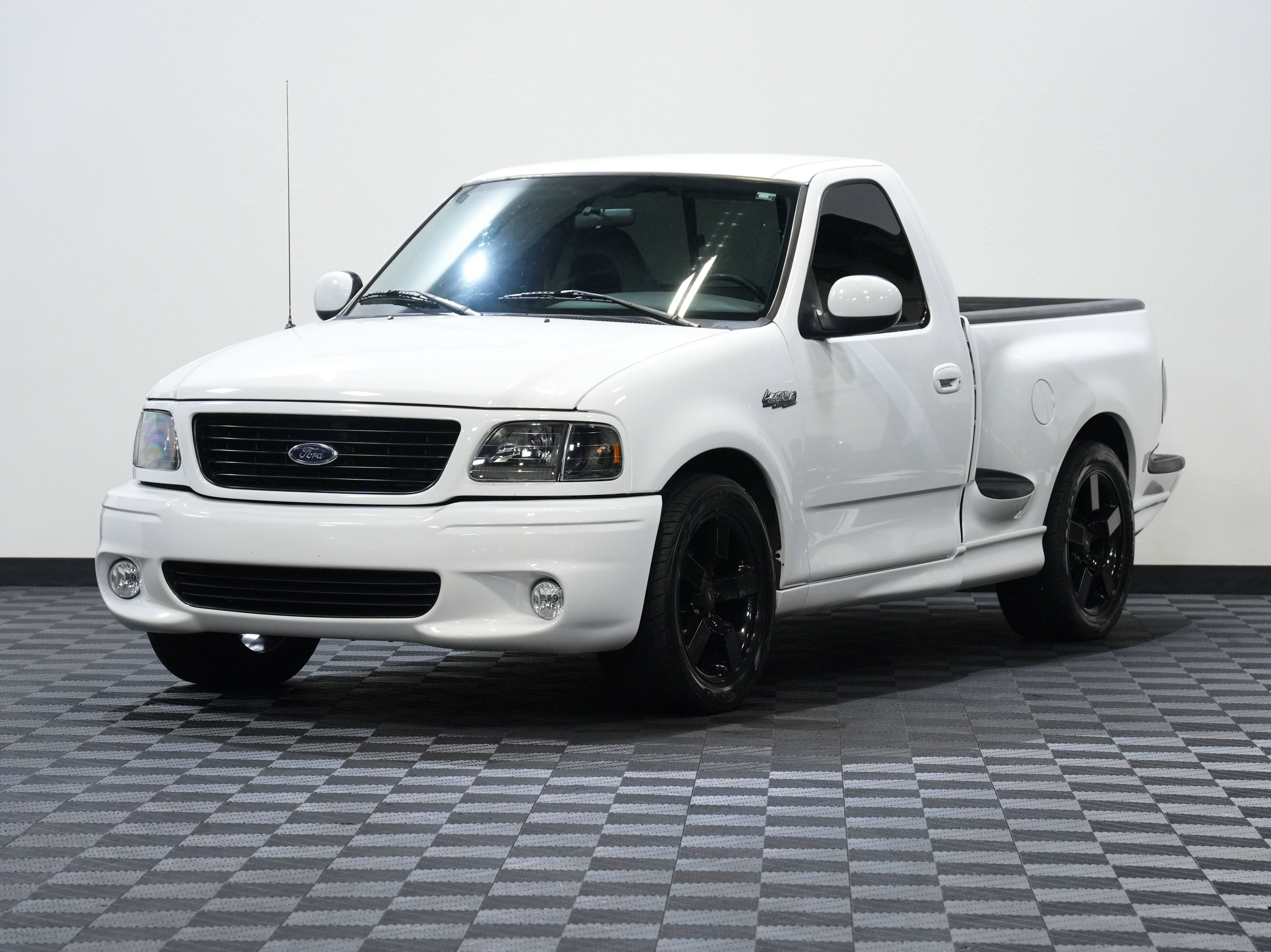 Used 2004 Ford F150 Lightning RWD image 3