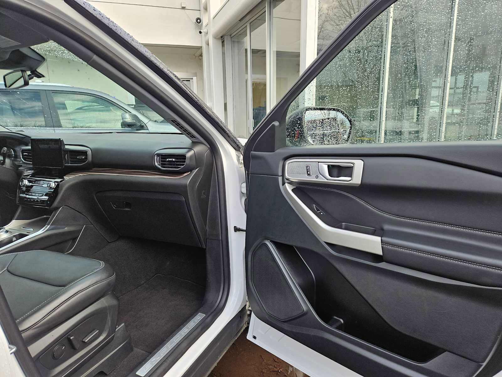 Used 2023 Ford Explorer Limited image 9