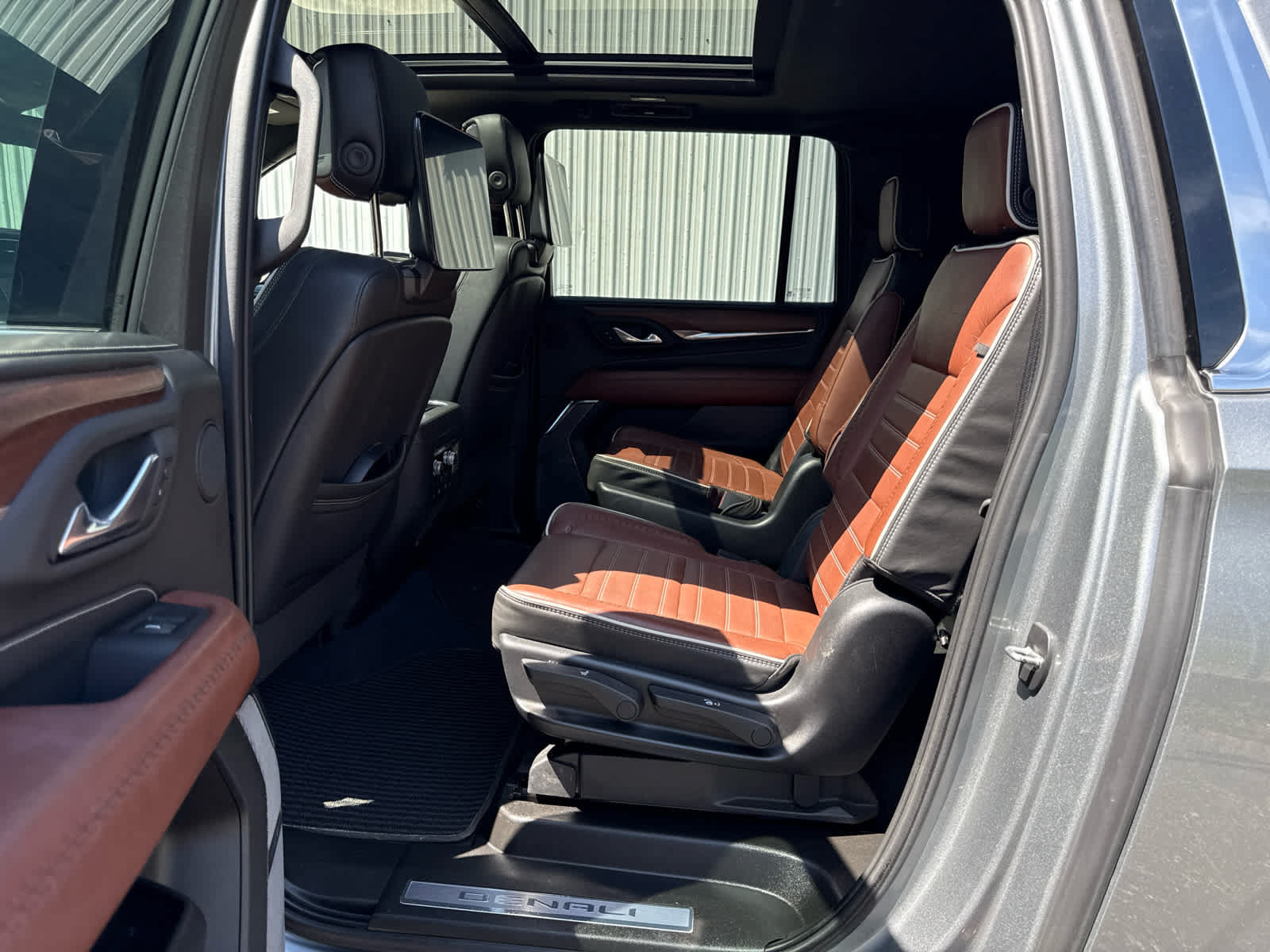 Used 2023 GMC Yukon XL Denali Ultimate AWD/4WD image 23
