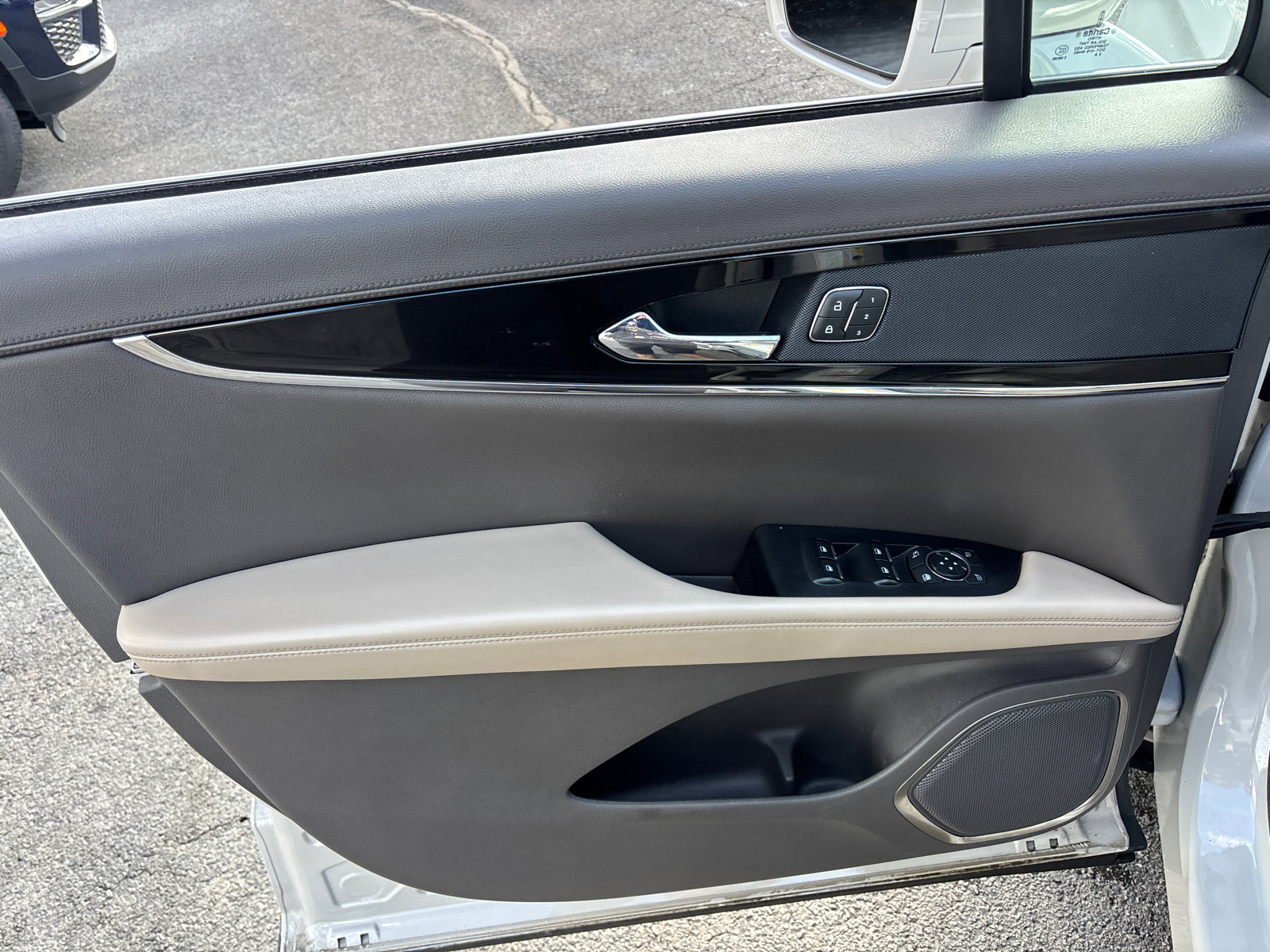 Certified 2022 Lincoln Nautilus Reserve w/ Cargo Utility Package image 11