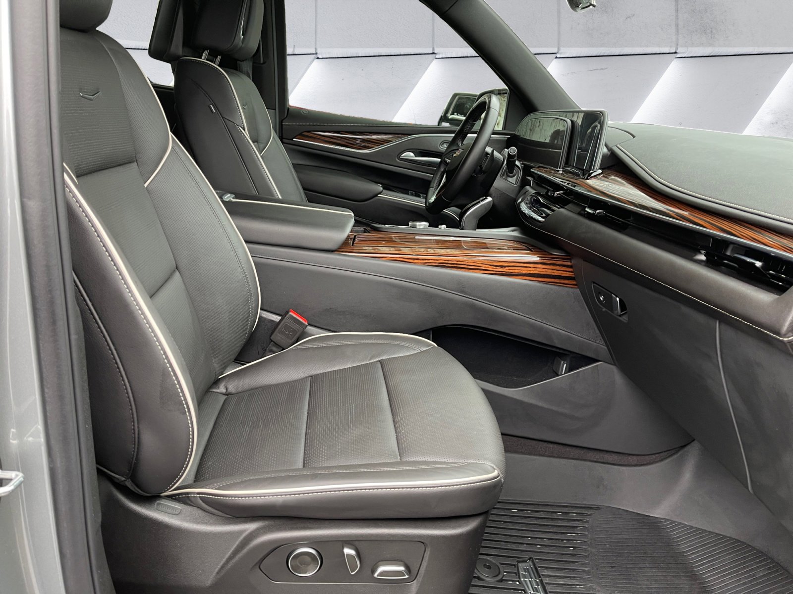 Used 2024 Cadillac Escalade Premium Luxury image 16