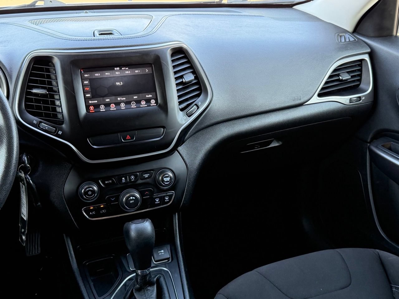 Used 2019 Jeep Cherokee Latitude w/ Popular Appearance Group FWD image 13