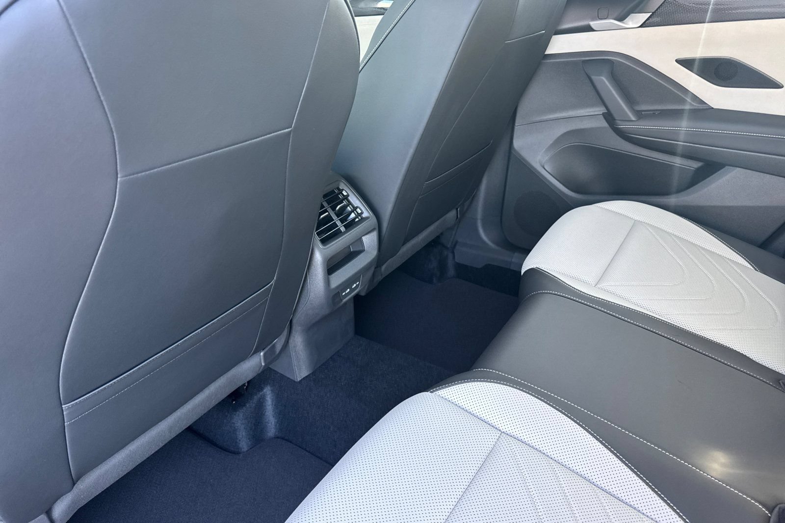 New 2025 Volkswagen Tiguan SE AWD/4WD image 12