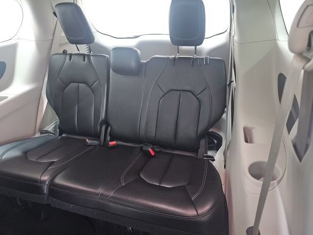 Used 2023 Chrysler Pacifica Touring-L FWD image 4