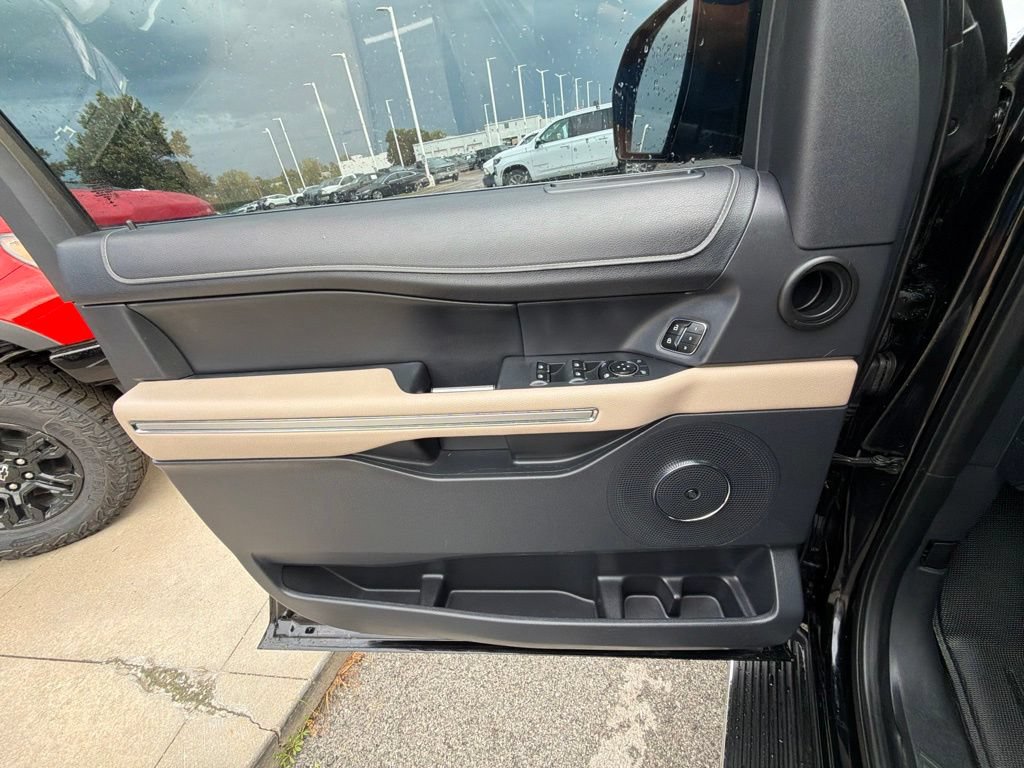 Used 2023 Ford Expedition Limited AWD/4WD image 37