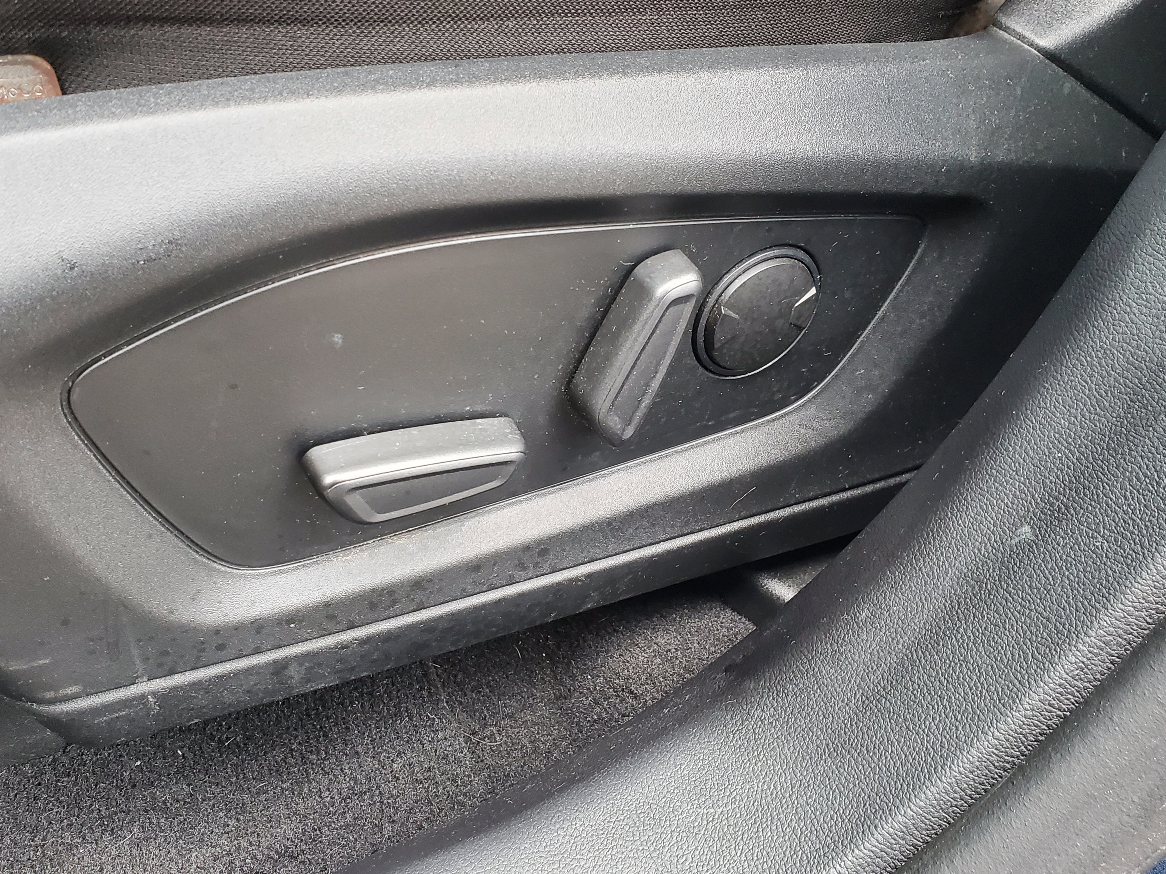 Used 2020 Ford Explorer XLT w/ Comfort Package image 15