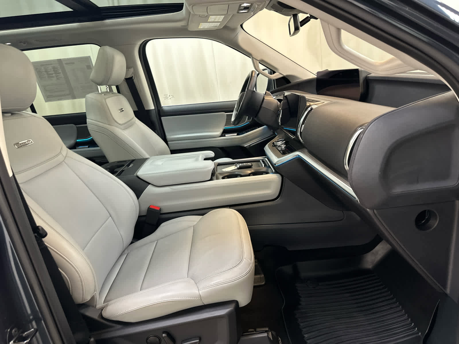 Used 2025 Ford Expedition Platinum image 15