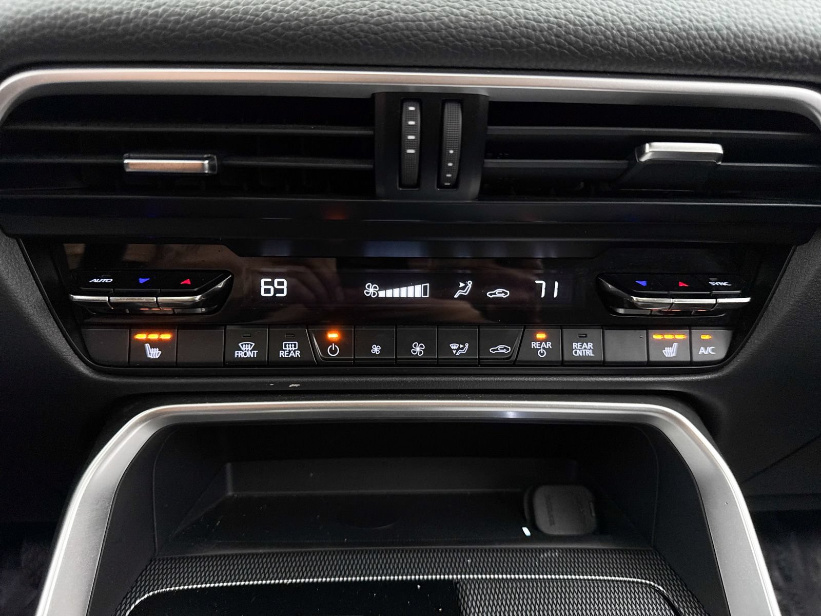 Certified 2025 MAZDA CX-70 Plug-In Hybrid w/ Premium Pkg AWD/4WD image 28