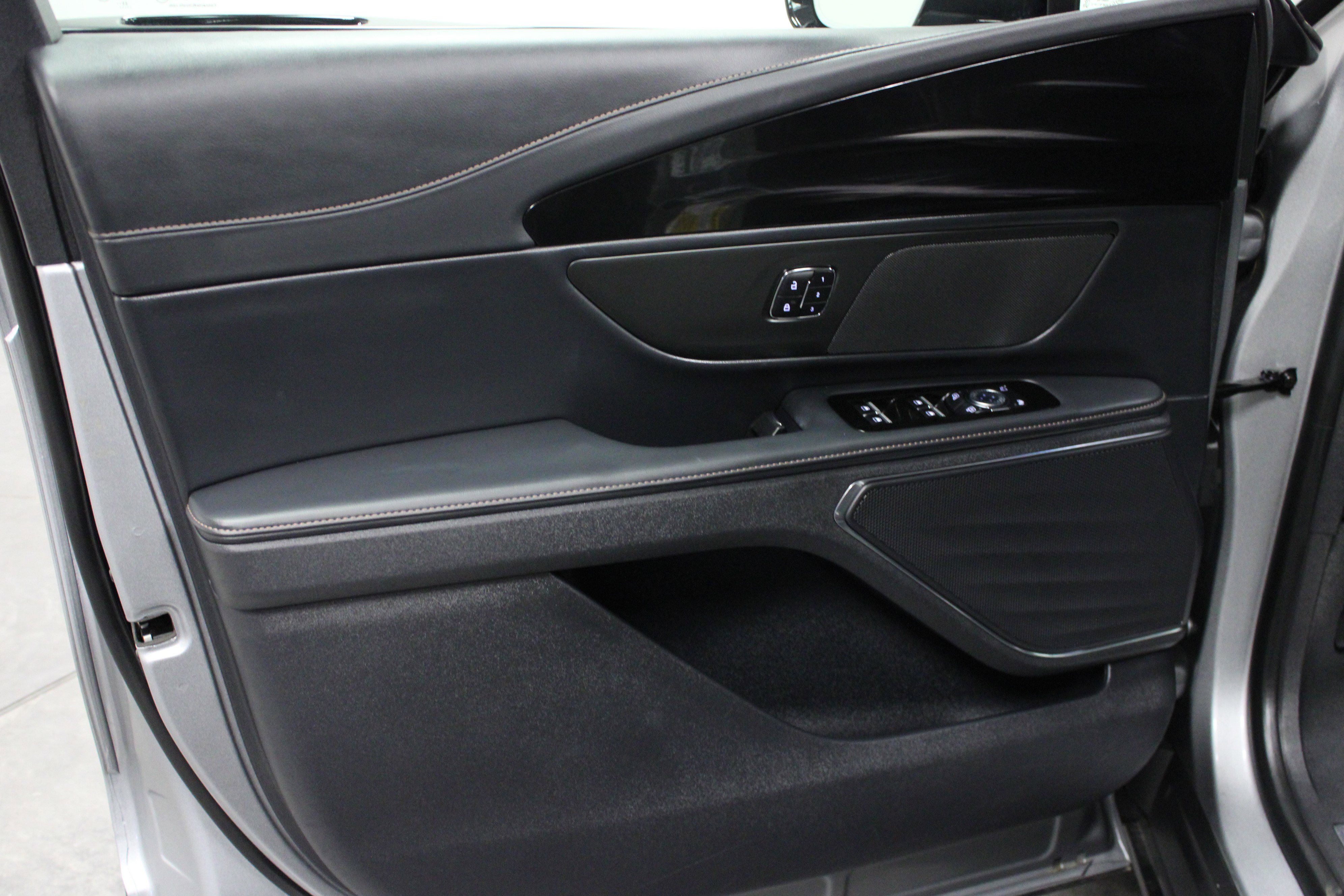 Used 2024 Lincoln Nautilus Premier w/ Jet Appearance Package AWD/4WD image 11