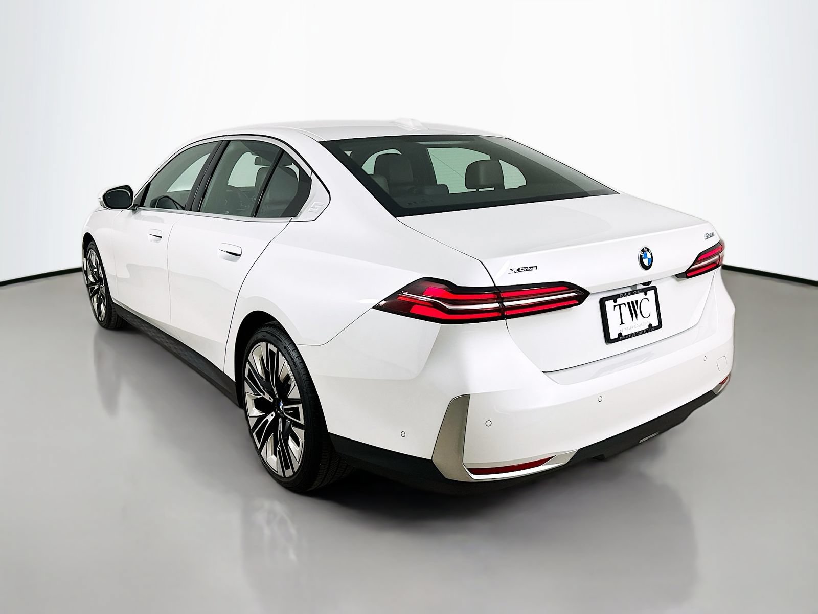 Used 2025 BMW 530i xDrive w/ Premium Package AWD/4WD image 7