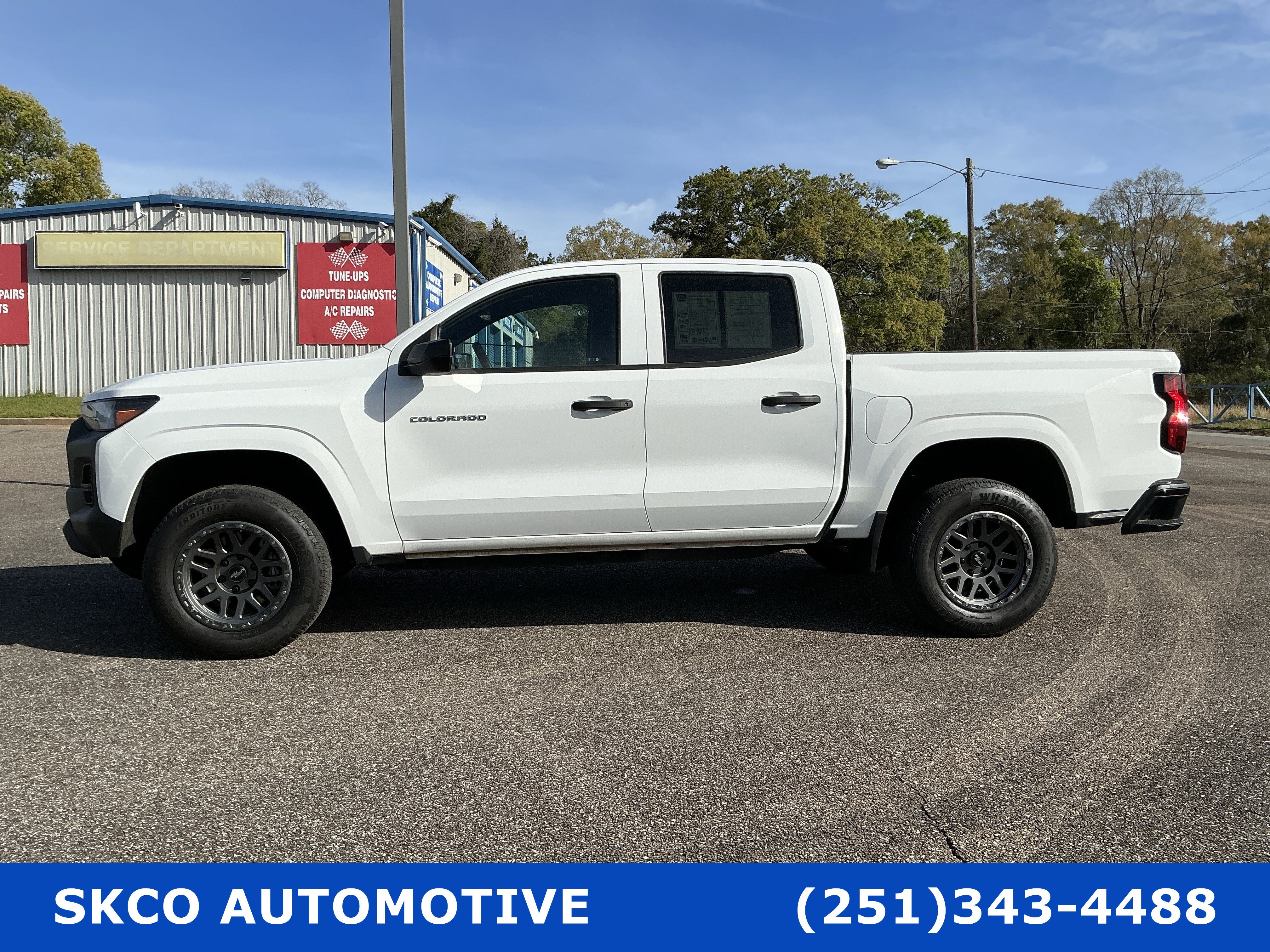 Used 2023 Chevrolet Colorado W/T RWD image 2