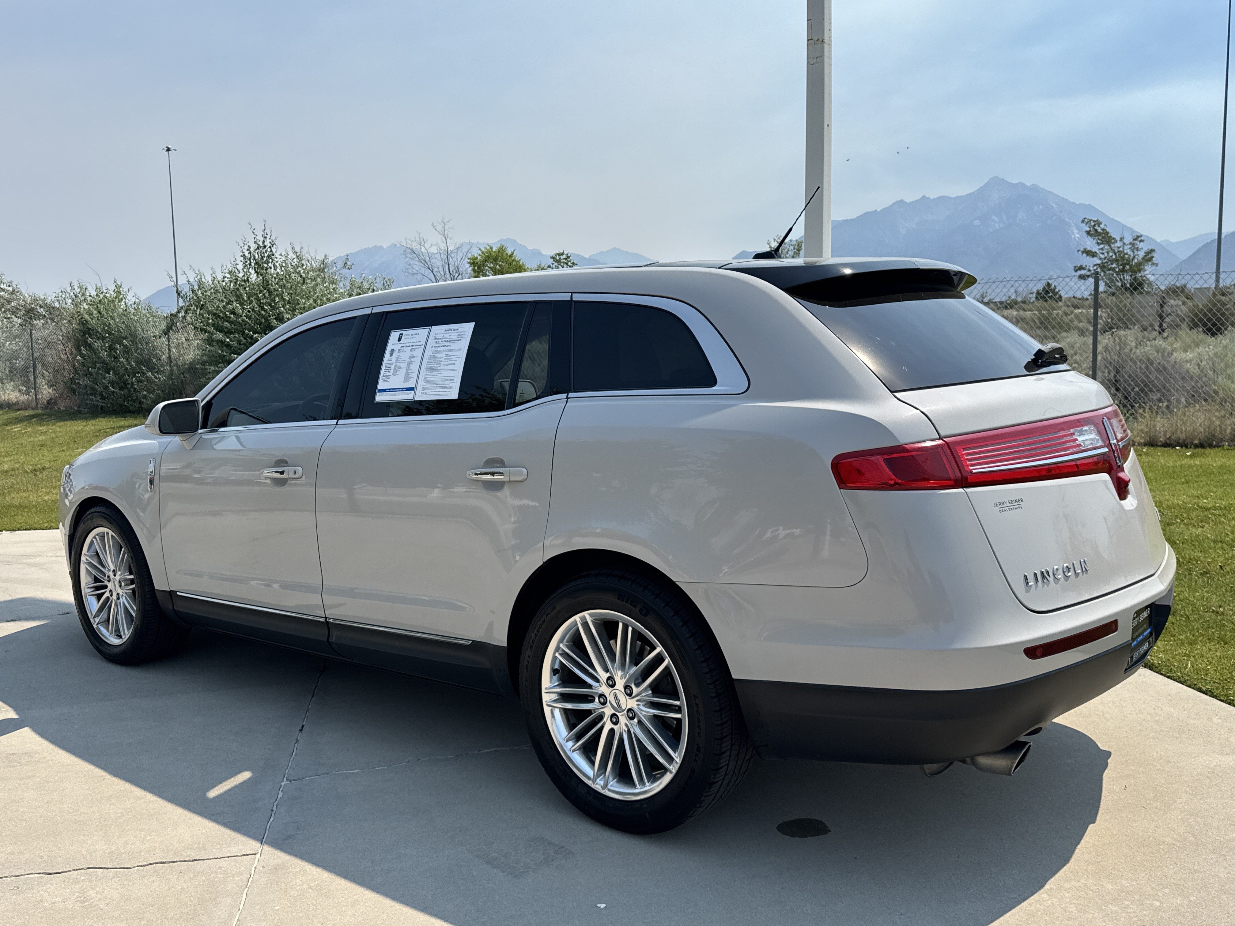 Used 2019 Lincoln MKT AWD image 3