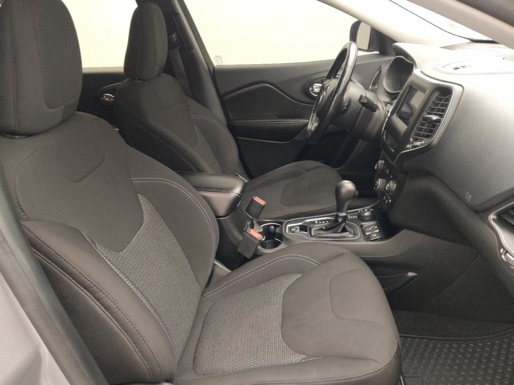 Used 2019 Jeep Cherokee Latitude w/ Cold Weather Group AWD/4WD image 21