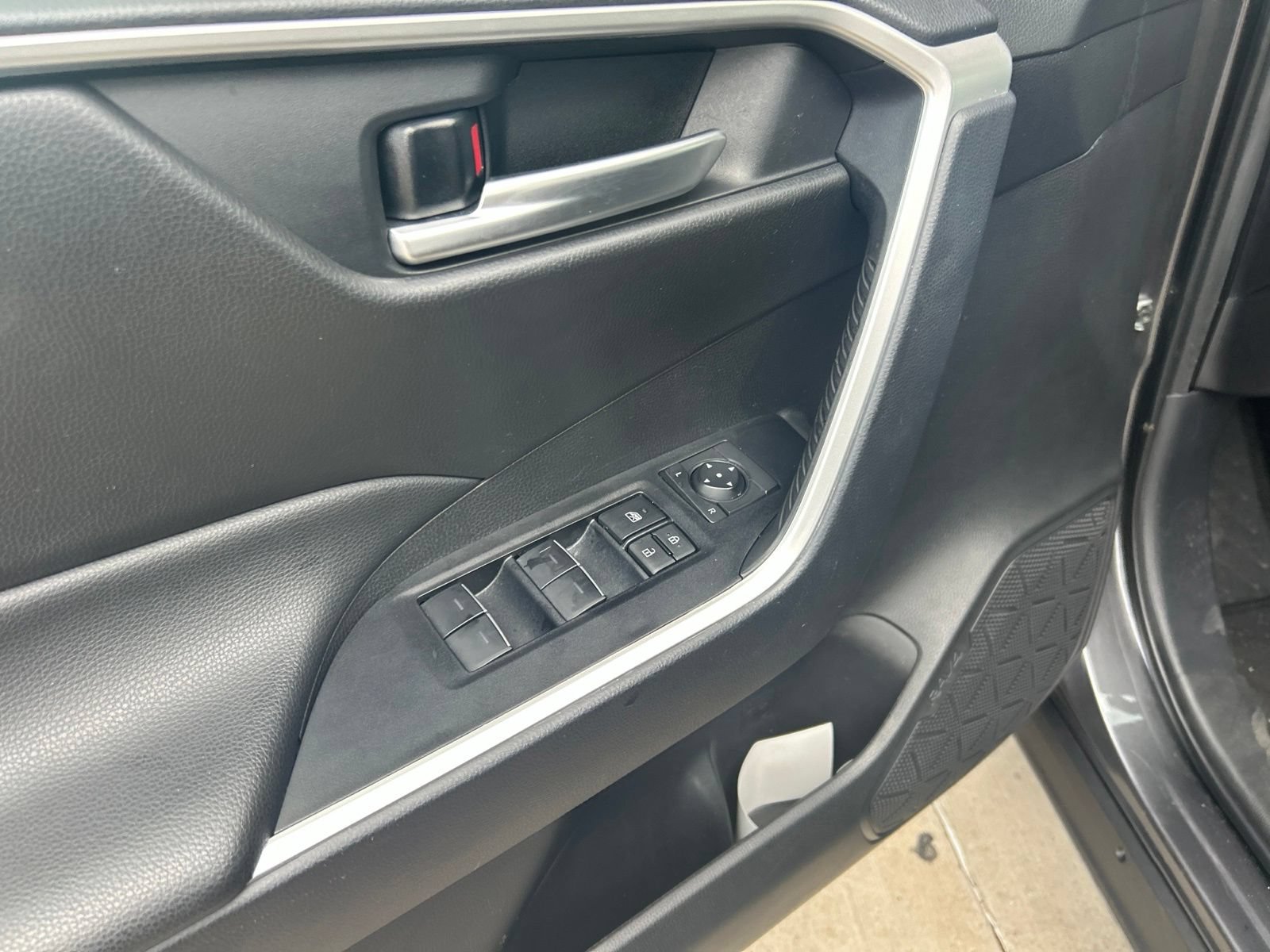 Used 2025 Toyota RAV4 XLE FWD image 20
