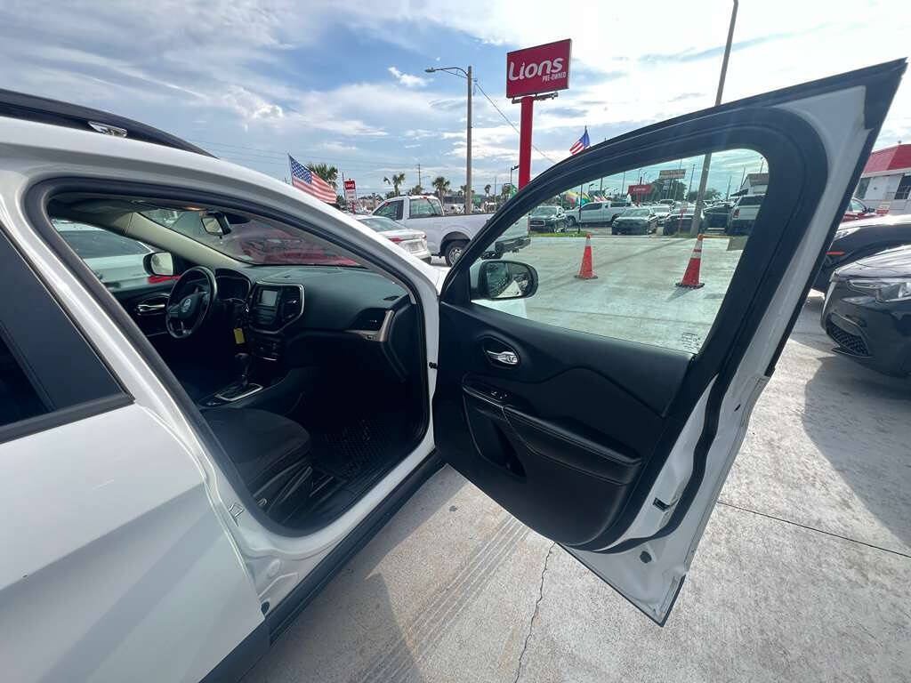 Used 2016 Jeep Cherokee Latitude w/ Cold Weather Group FWD image 10