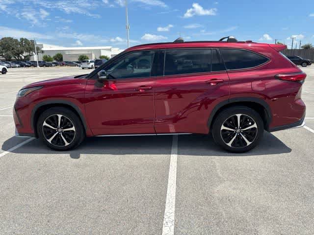 Used 2022 Toyota Highlander XSE FWD video 2