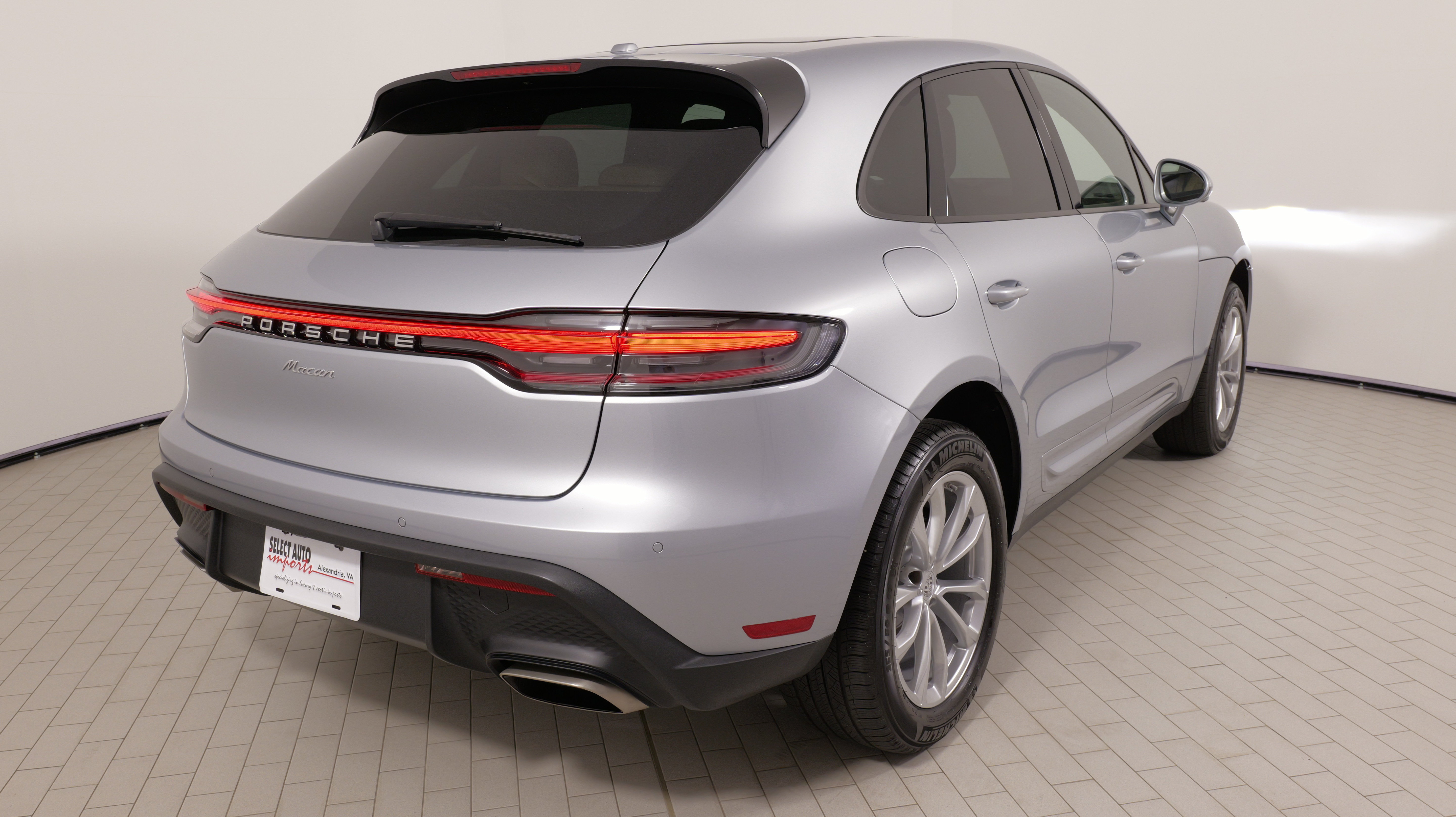 Used 2025 Porsche Macan AWD/4WD image 11